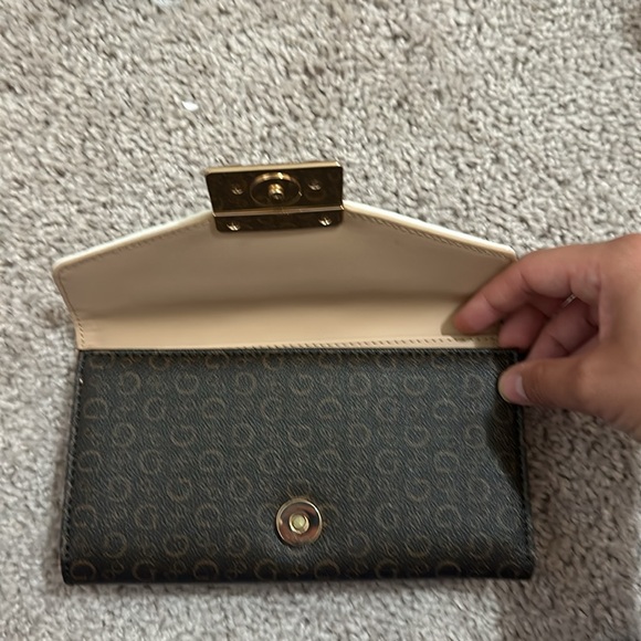 Guess Wallet - Picture 2 of 5